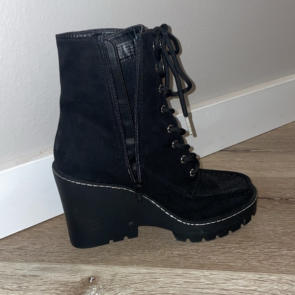 Boots - Picture 4 of 6